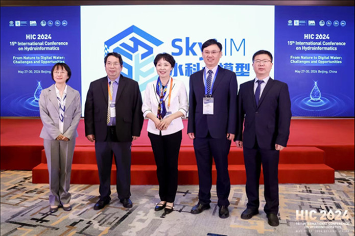 黨委書記、院長彭靜（中）與主創(chuàng)團隊現(xiàn)場發(fā)布“SkyLIM”.jpg